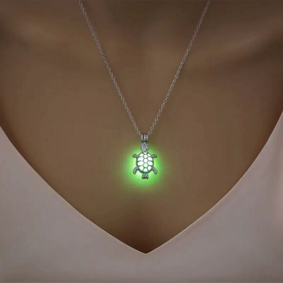 NWT CHARTREUSE GLOW-IN-THE-DARK LUMINOUS SEA TURTLE PENDANT NECKLACE - Picture 1 of 1